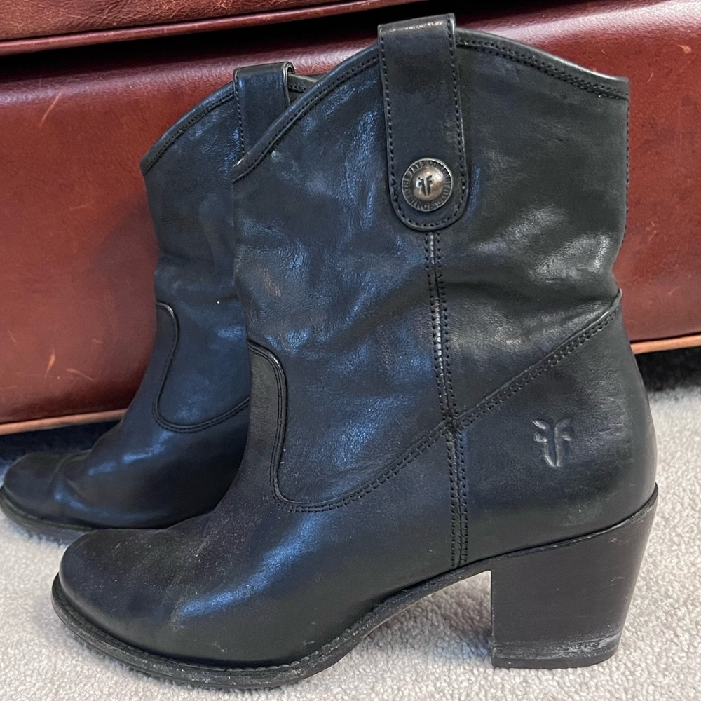Frye Black Leather Pull-On Short Ankle Boots; made in Mexico 🇲🇽
